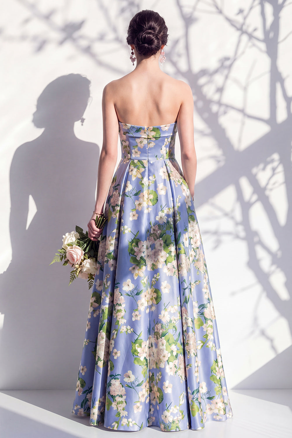 Robe de demoiselle d'honneur trapèze bustier bleue fleurie