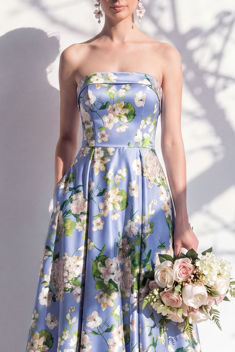 Robe de demoiselle d'honneur trapèze bustier bleue fleurie