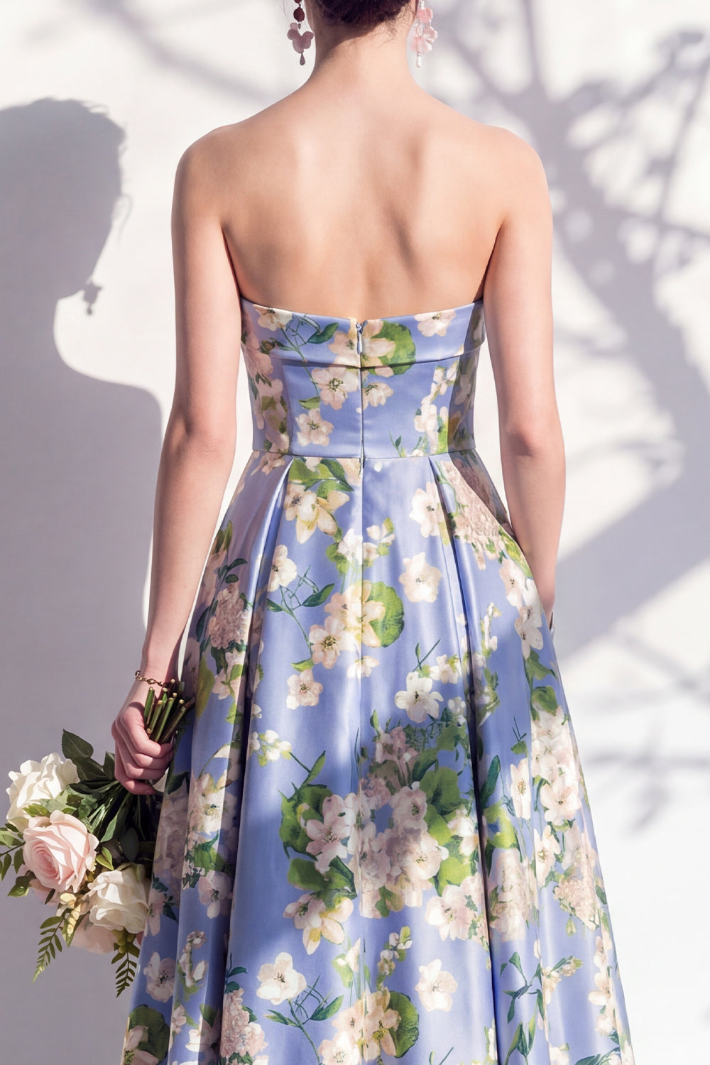Robe de demoiselle d'honneur trapèze bustier bleue fleurie