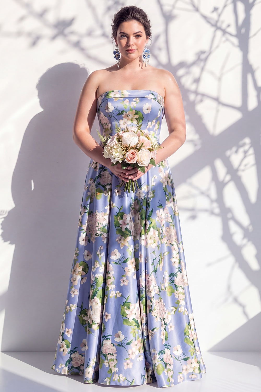 Robe de demoiselle d'honneur trapèze bustier bleue fleurie