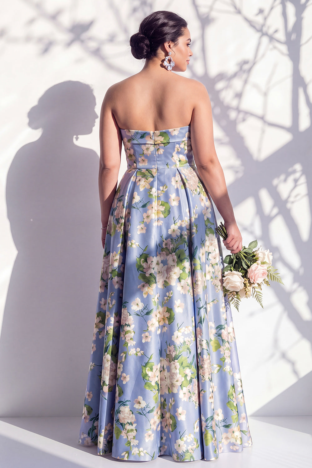 Robe de demoiselle d'honneur trapèze bustier bleue fleurie