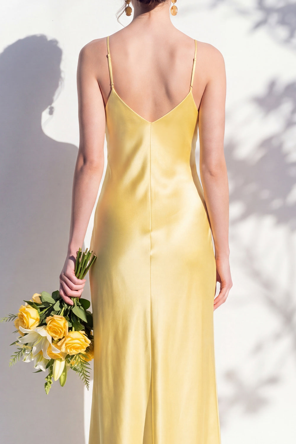 Robe fourreau jaune en satin à fines bretelles pour demoiselle d'honneur