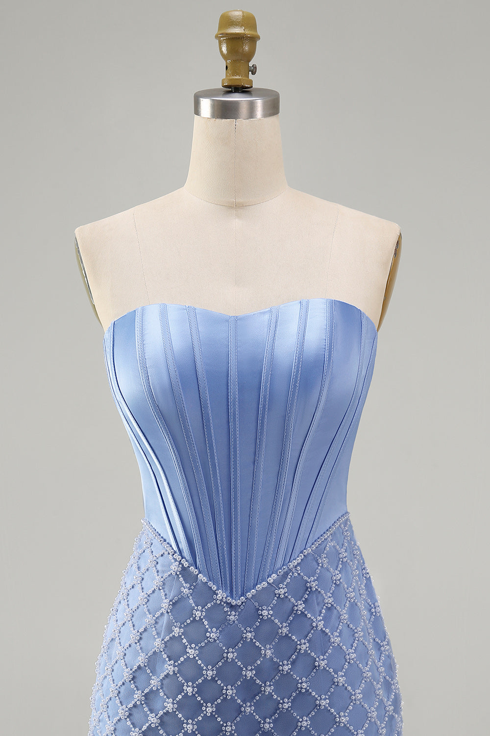 Robe de bal courte en satin bustier moulante bleue avec corsage orné de perles