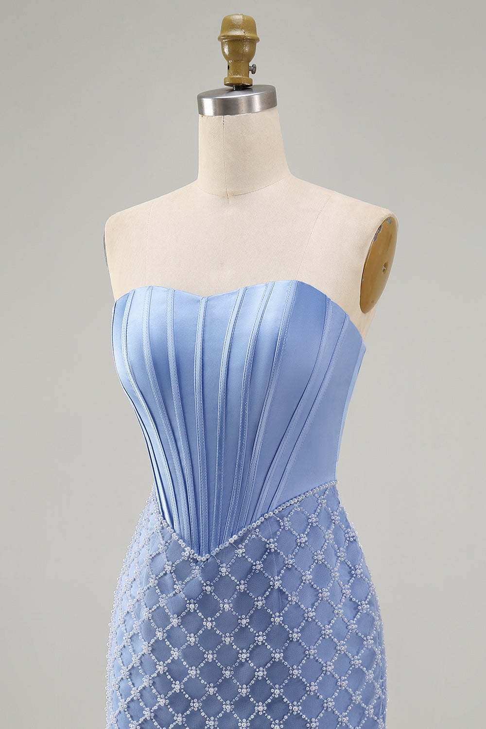 Robe de bal courte en satin bustier moulante bleue avec corsage orné de perles