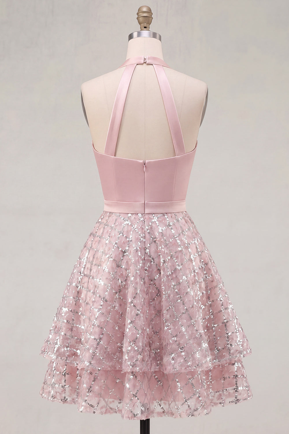 Robe de bal courte en satin fard à joues avec sequins froncés et col montant licou