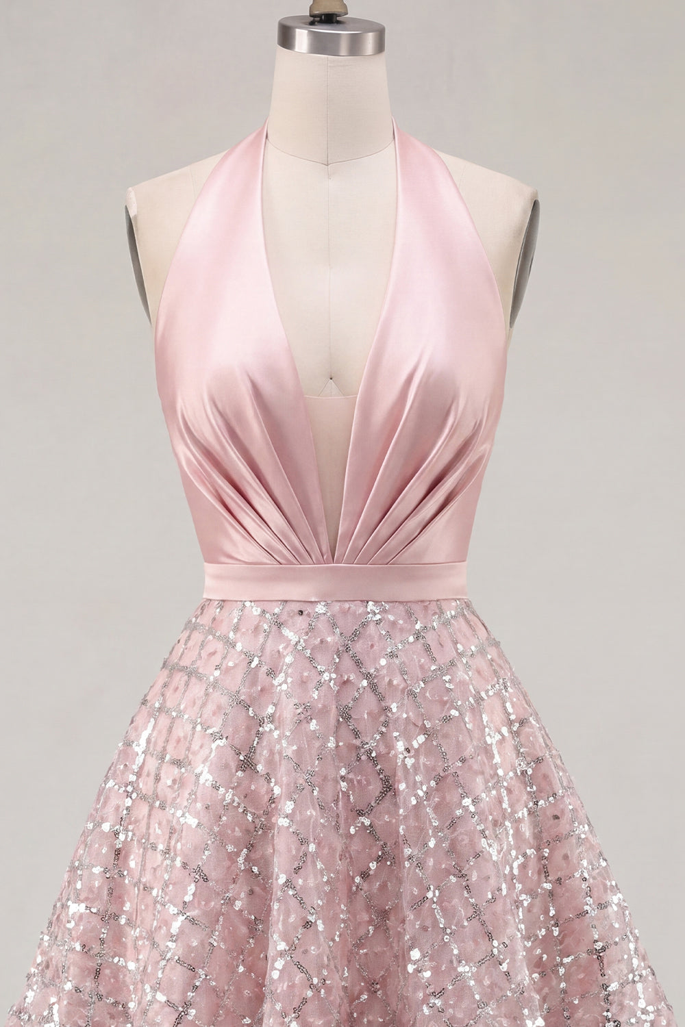 Robe de bal courte en satin fard à joues avec sequins froncés et col montant licou