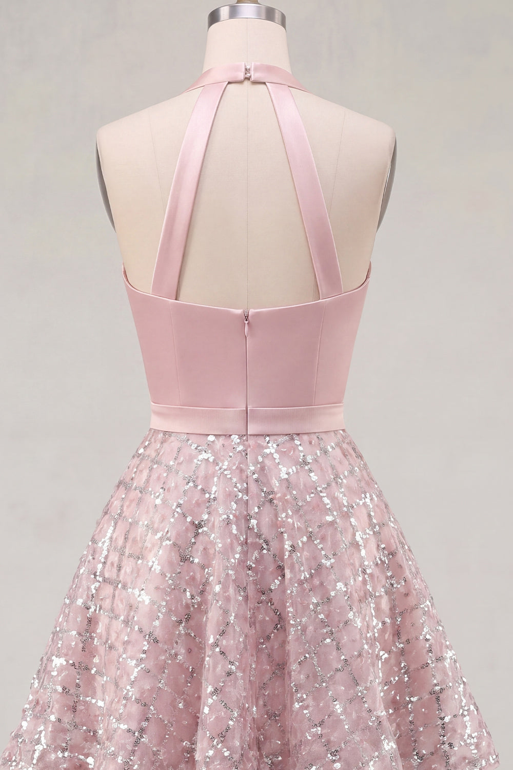 Robe de bal courte en satin fard à joues avec sequins froncés et col montant licou