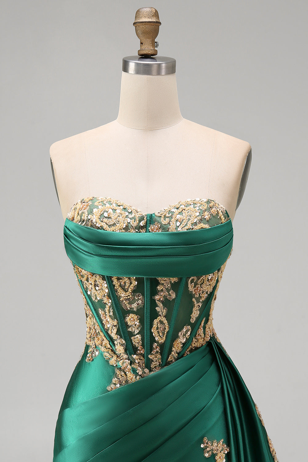 Robe de bal courte en satin vert foncé avec bustier cœur froncé, sequins, corset transparent et ceinture