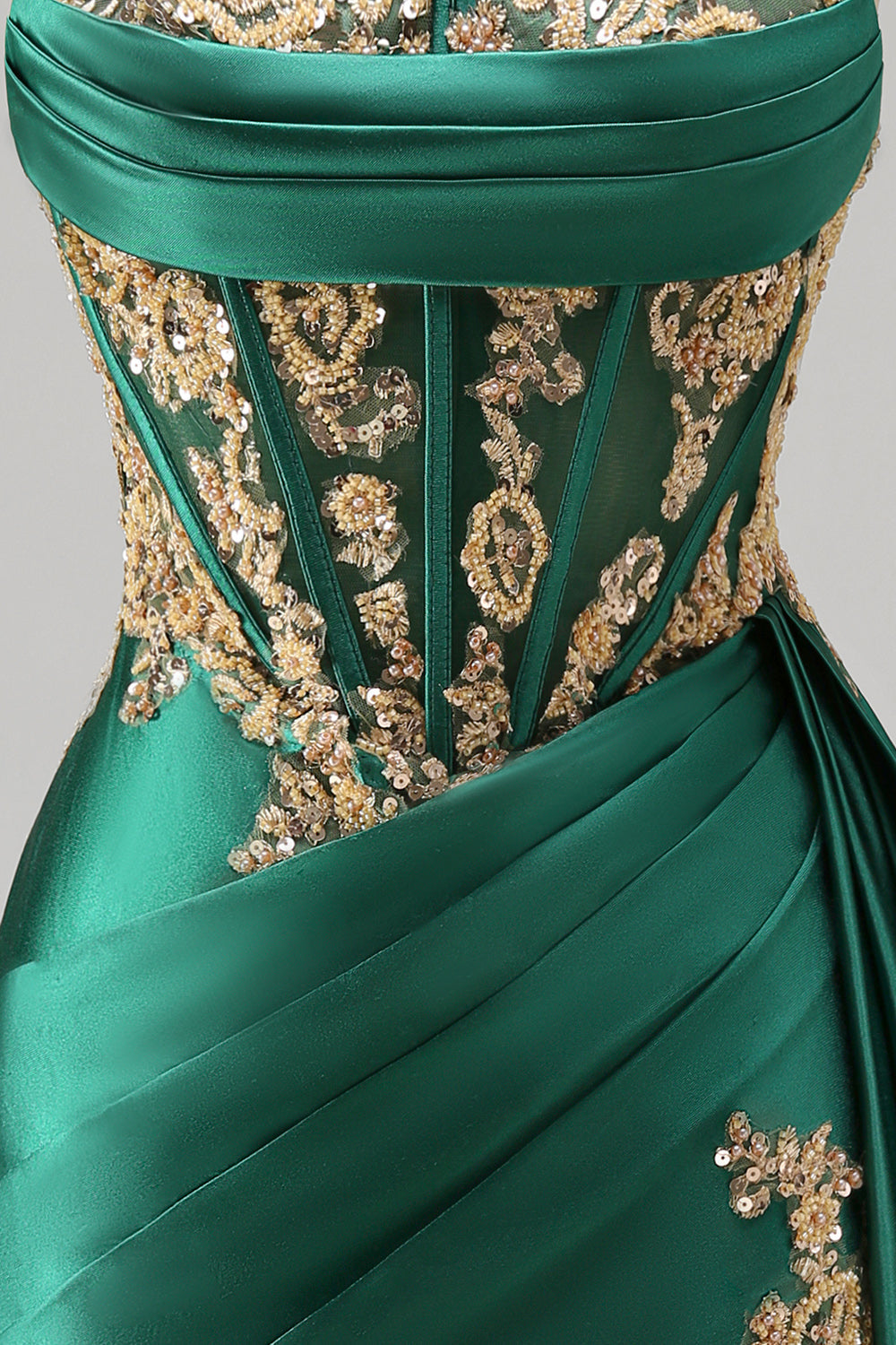Robe de bal courte en satin vert foncé avec bustier cœur froncé, sequins, corset transparent et ceinture