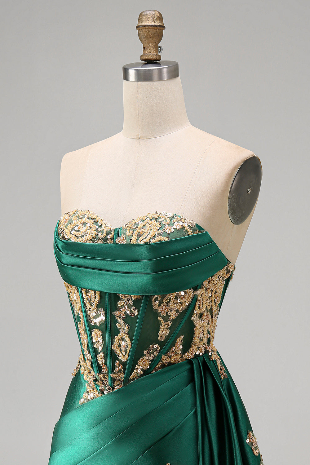 Robe de bal courte en satin vert foncé avec bustier cœur froncé, sequins, corset transparent et ceinture
