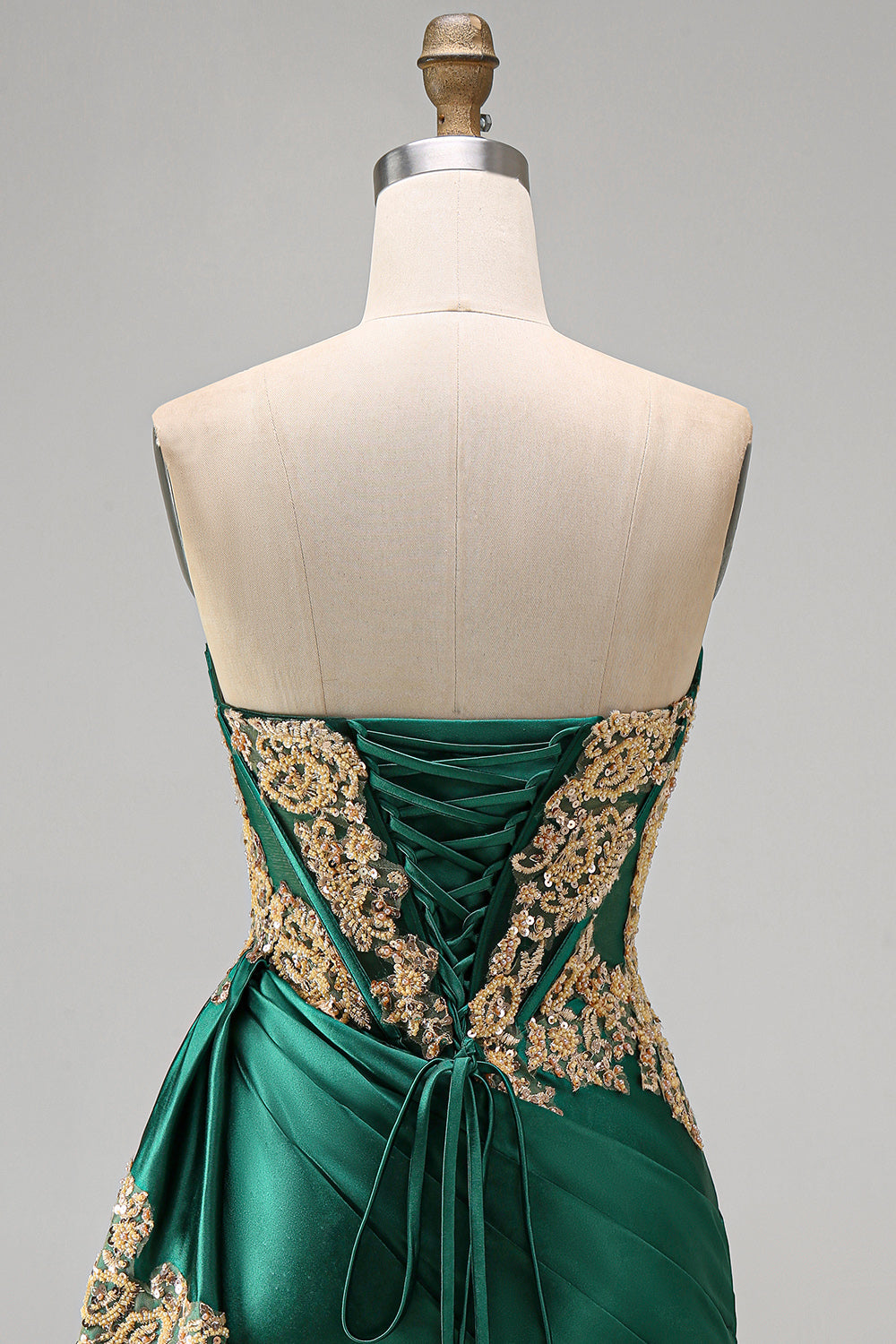 Robe de bal courte en satin vert foncé avec bustier cœur froncé, sequins, corset transparent et ceinture