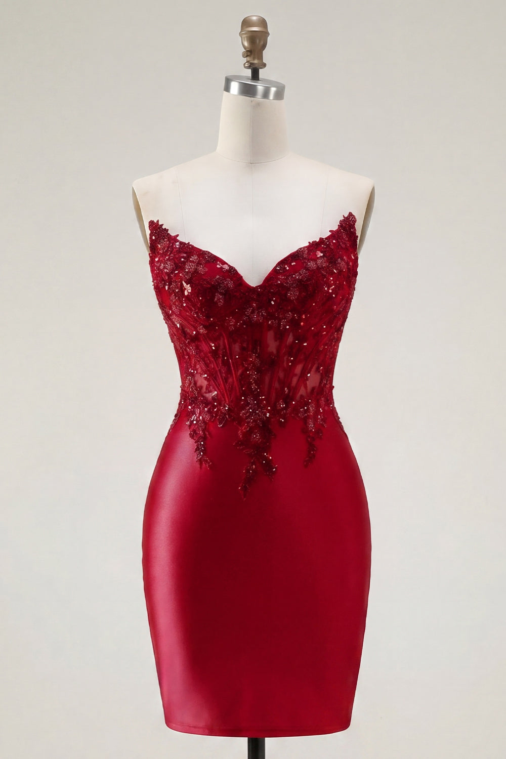 Robe de bal courte en satin rouge avec corset transparent perlé et décolleté en cœur