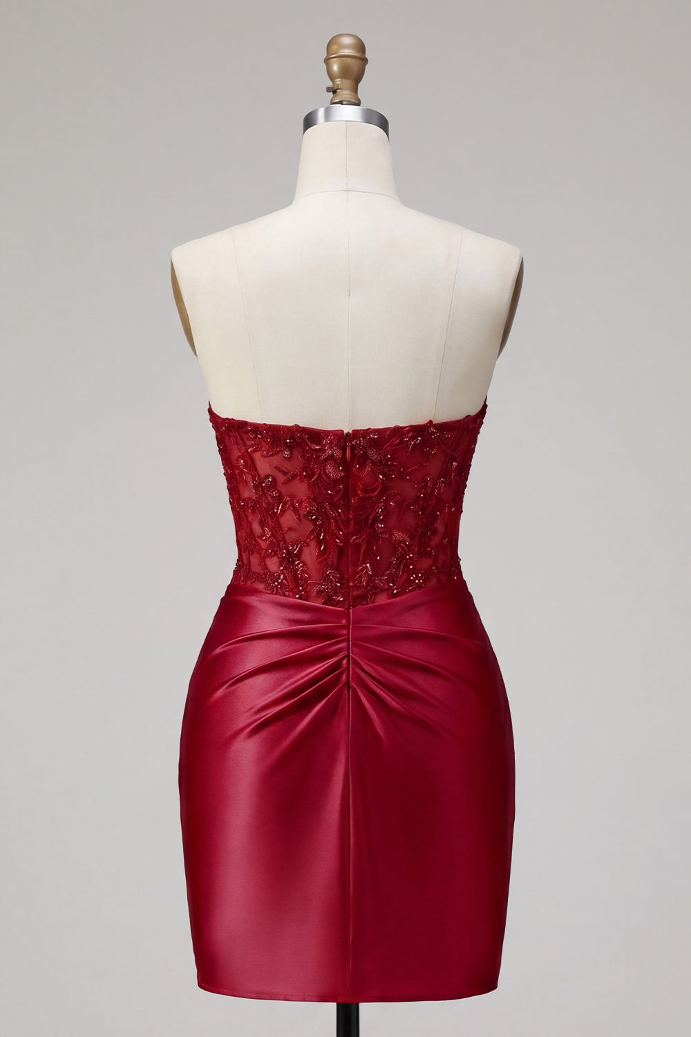 Robe de bal courte en satin rouge avec corset transparent perlé et décolleté en cœur