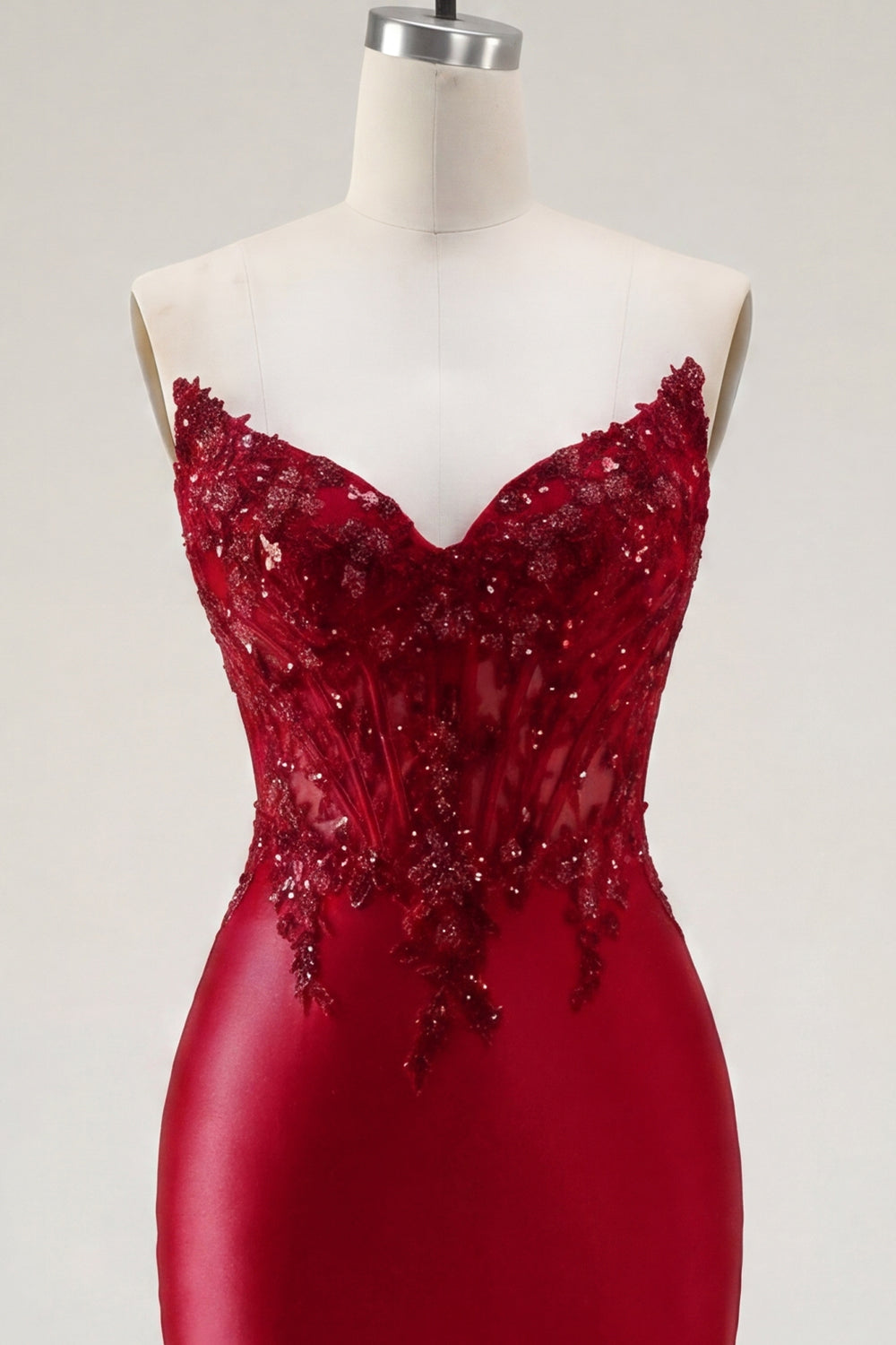 Robe de bal courte en satin rouge avec corset transparent perlé et décolleté en cœur