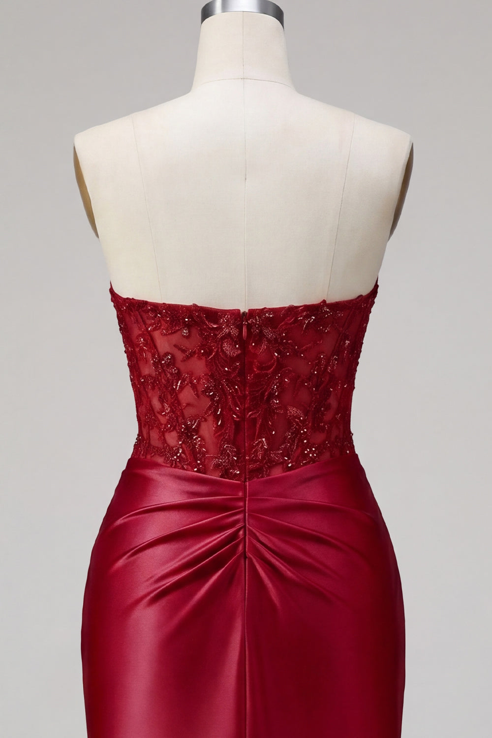 Robe de bal courte en satin rouge avec corset transparent perlé et décolleté en cœur