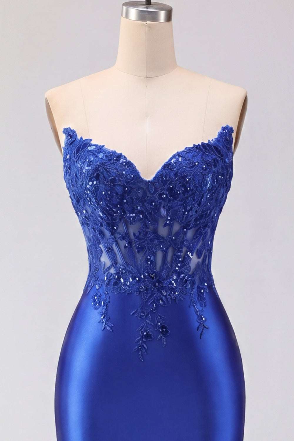 Robe de bal courte en satin rouge avec corset transparent perlé et décolleté en cœur