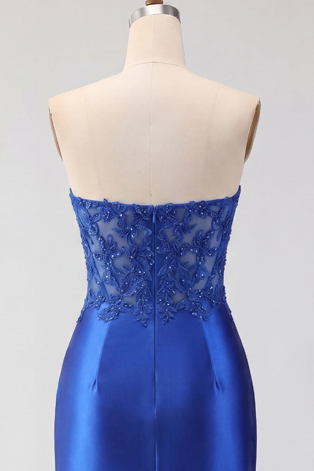 Robe de bal courte en satin rouge avec corset transparent perlé et décolleté en cœur