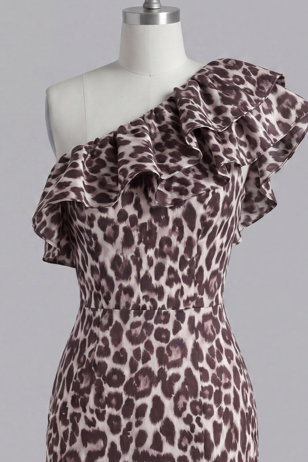 Robe courte de cocktail moulante fendue à volants et imprimé léopard, épaule dénudée, coloris café