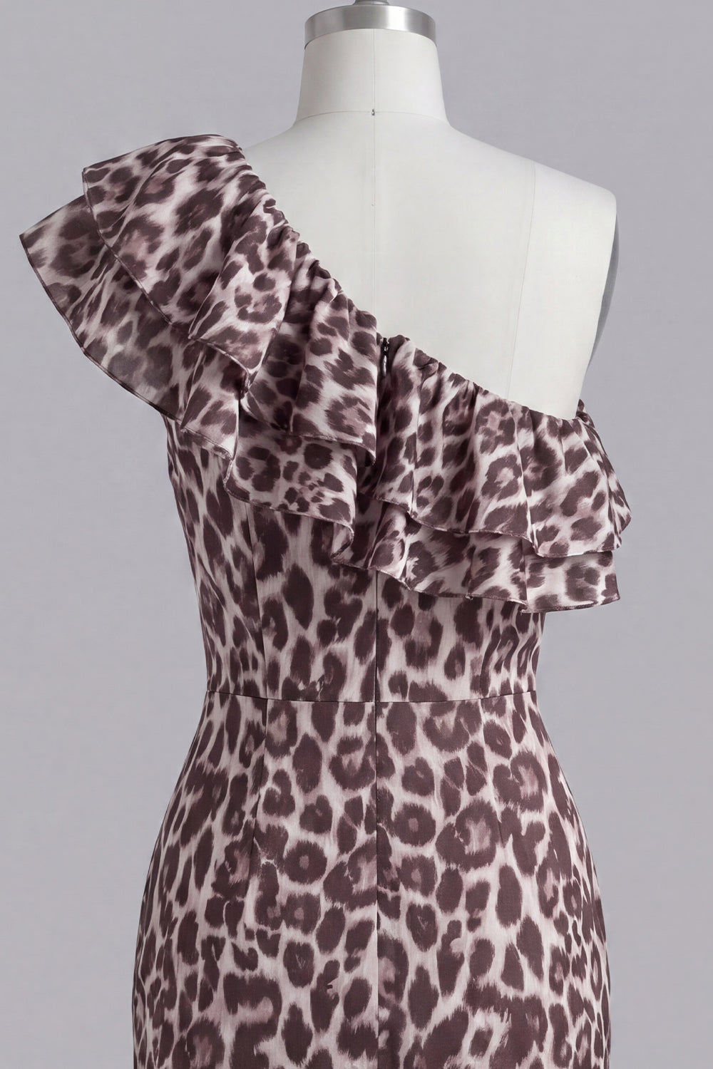 Robe courte de cocktail moulante fendue à volants et imprimé léopard, épaule dénudée, coloris café