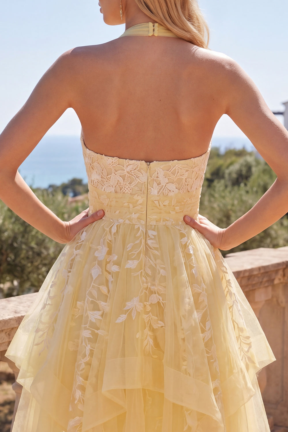 Robe de bal de fin d'année florale trapèze jaune beurre à licou