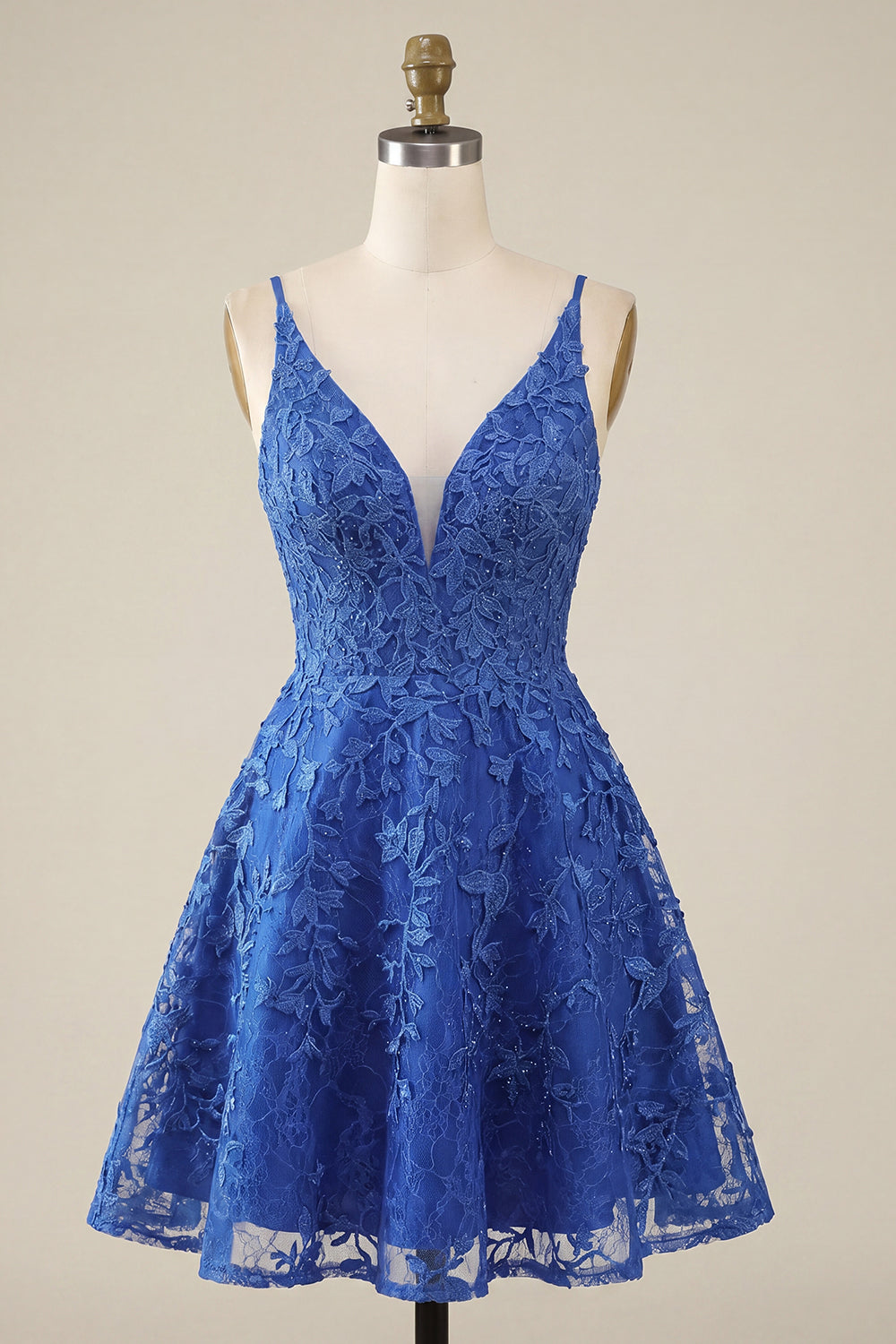 Robe de soirée coupe trapèze bleu roi ornée de fleurs et de perles à fines bretelles