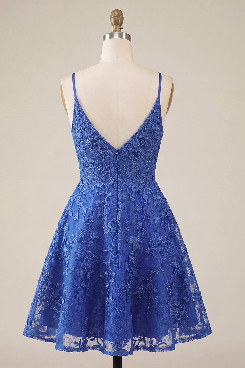 Robe de soirée coupe trapèze bleu roi ornée de fleurs et de perles à fines bretelles