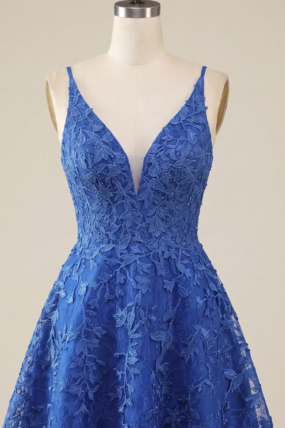 Robe de soirée coupe trapèze bleu roi ornée de fleurs et de perles à fines bretelles
