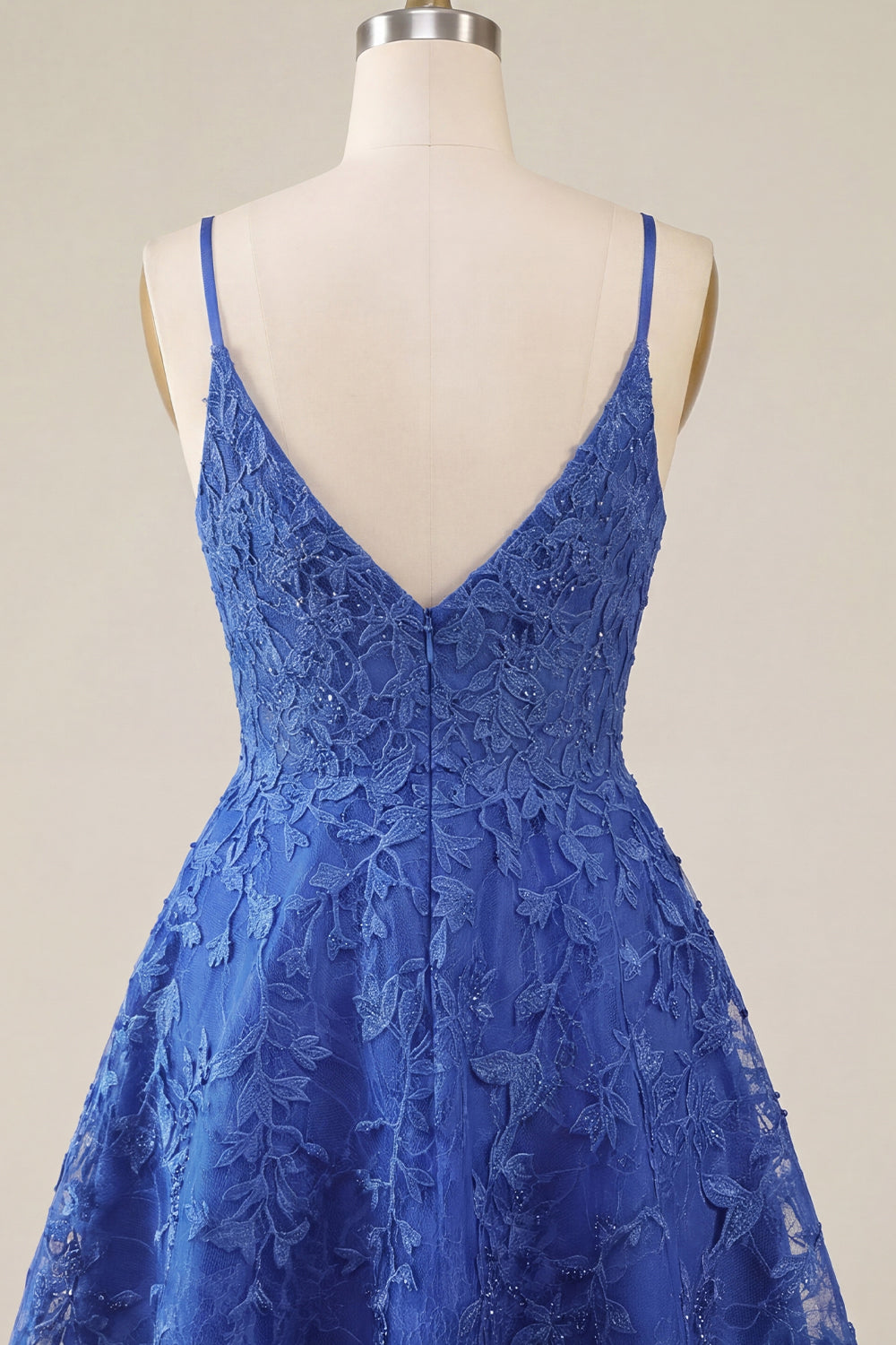 Robe de soirée coupe trapèze bleu roi ornée de fleurs et de perles à fines bretelles