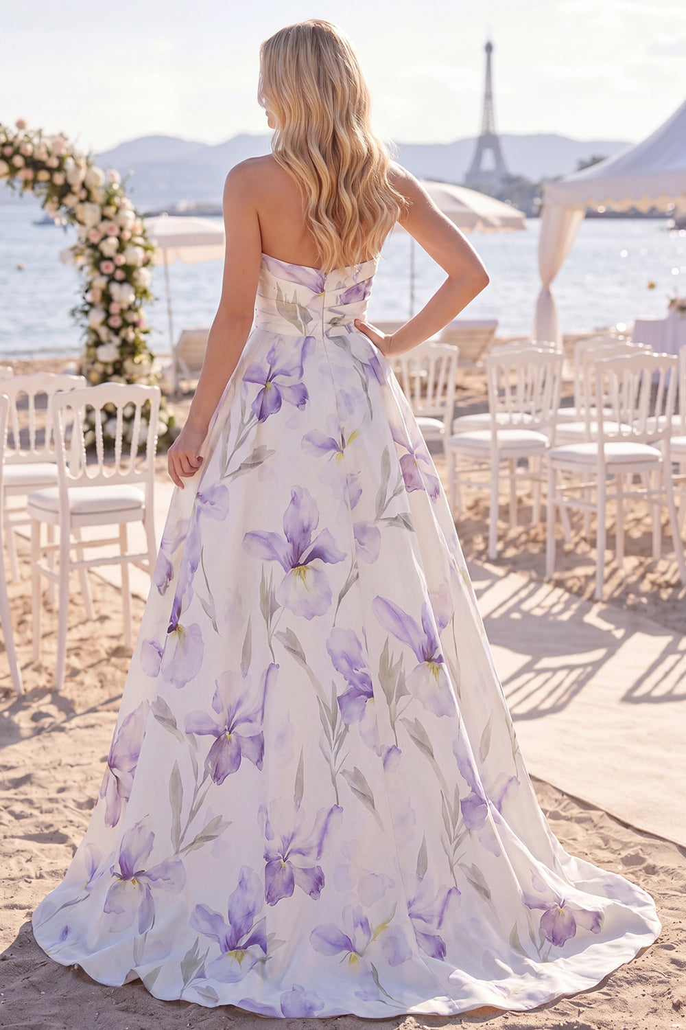 Robe de mariée de plage ligne A fleur blanche et violette, froncée, traîne balayage avec fente