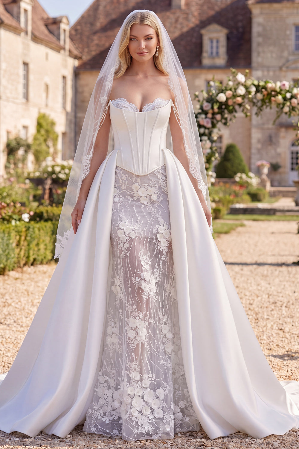 Robe de mariée sirène, corsage floral perlé, traîne balayante avec voiles