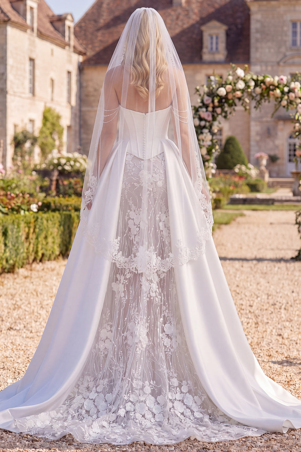 Robe de mariée sirène, corsage floral perlé, traîne balayante avec voiles