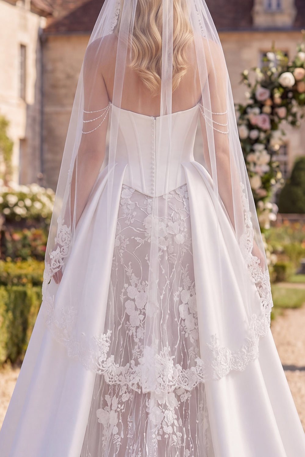 Robe de mariée sirène, corsage floral perlé, traîne balayante avec voiles