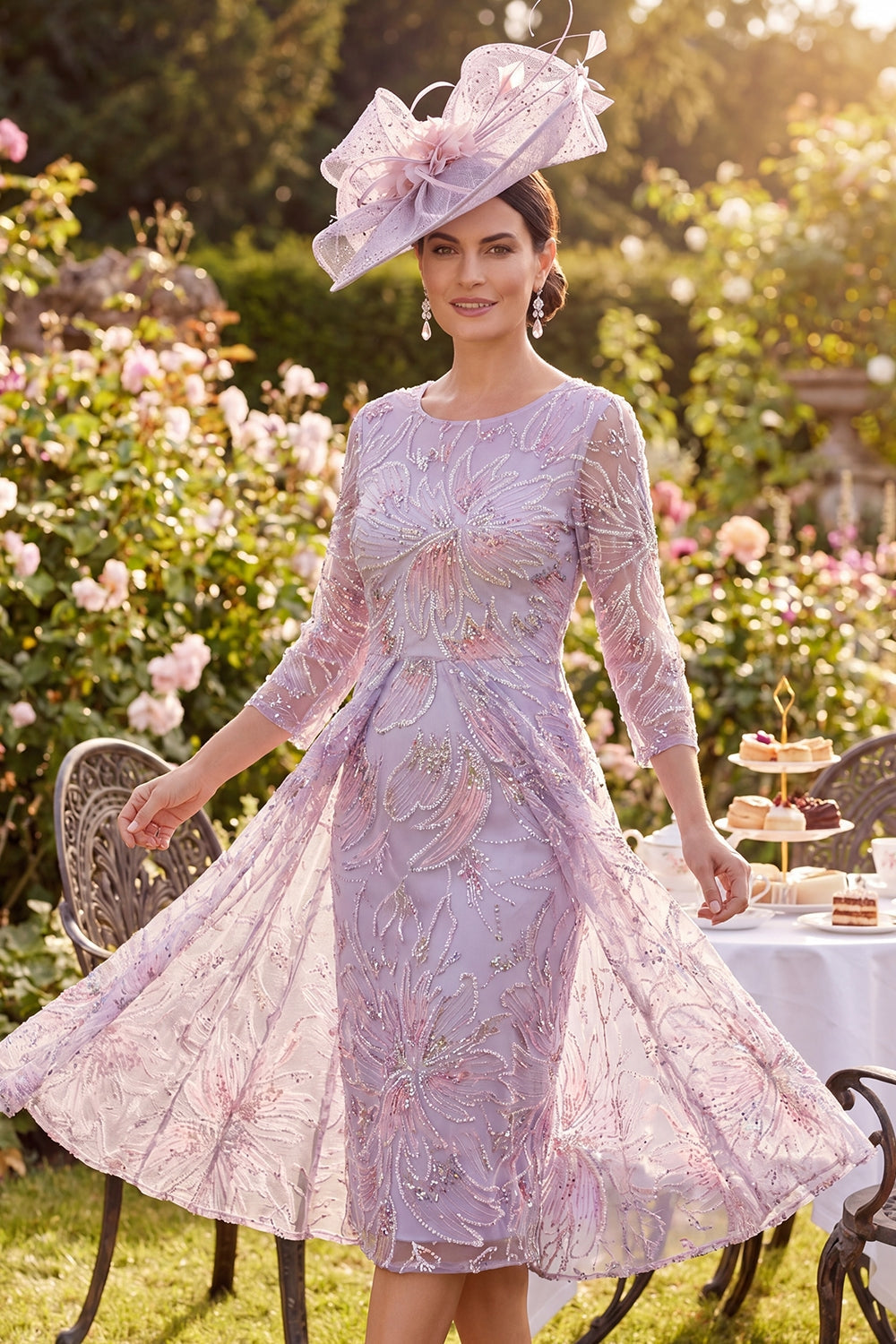 Robe midi lilas à col rond brodée de fleurs et de perles avec manches 3/4 pour la mère de la mariée