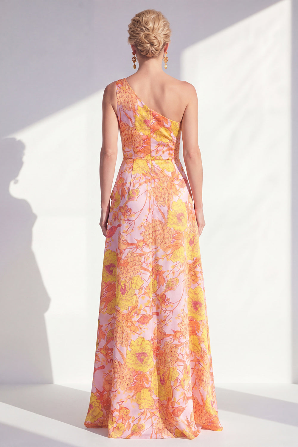 Robe longue de mère de la mariée bleue asymétrique à volants floraux et fendue