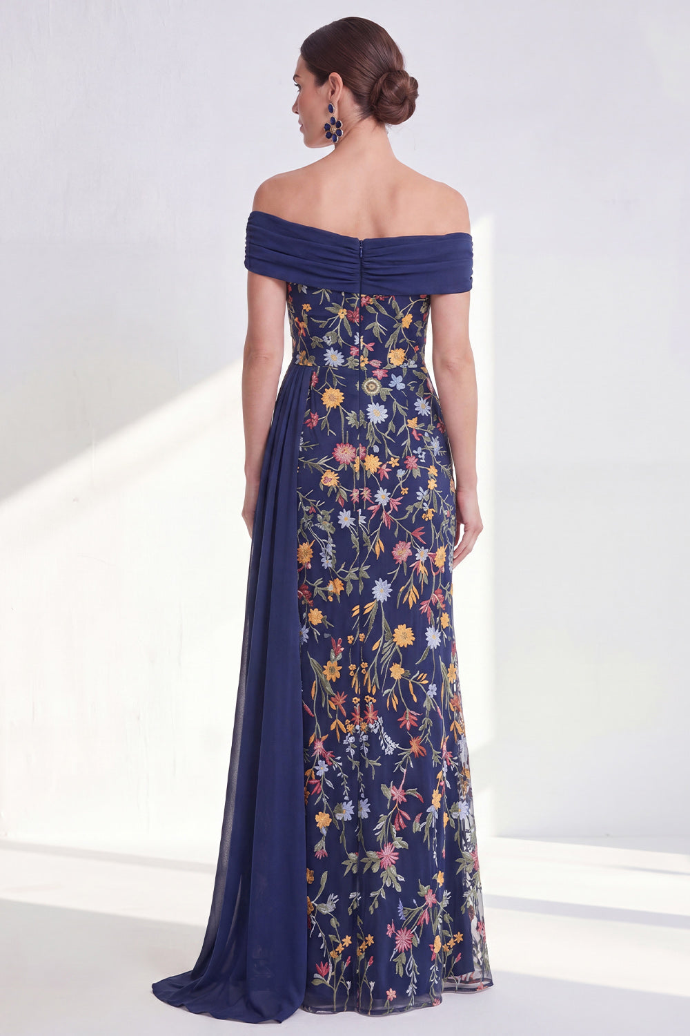 Robe longue de mère de la mariée fourreau vert floral avec ceinture épaules dénudées