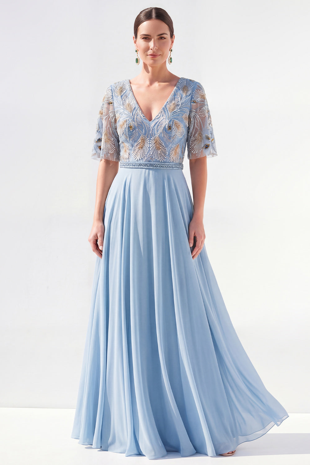 Vestido de madrina largo de chifón floral verde con escote en V y silueta en A, con abalorios