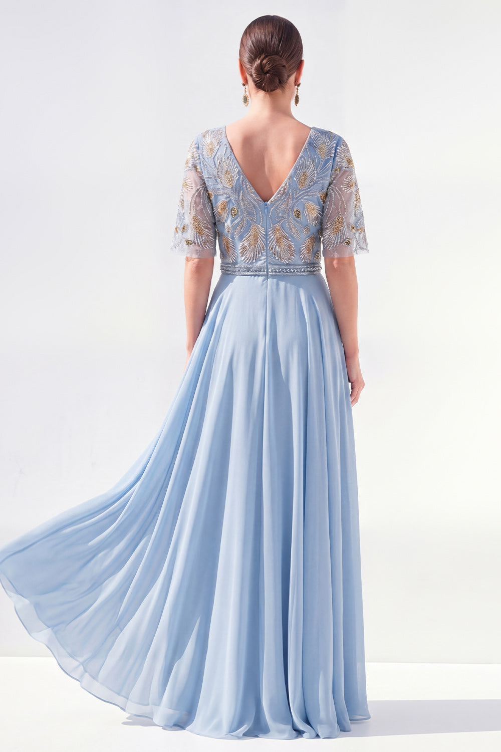 Vestido de madrina largo de chifón floral verde con escote en V y silueta en A, con abalorios