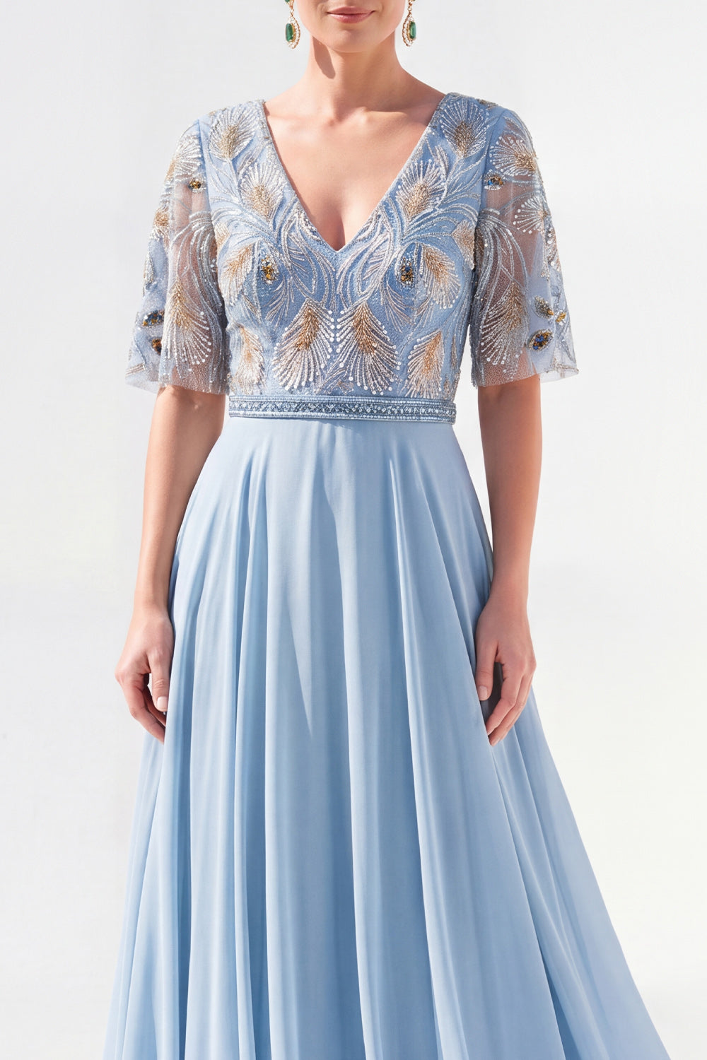 Vestido de madrina largo de chifón floral verde con escote en V y silueta en A, con abalorios