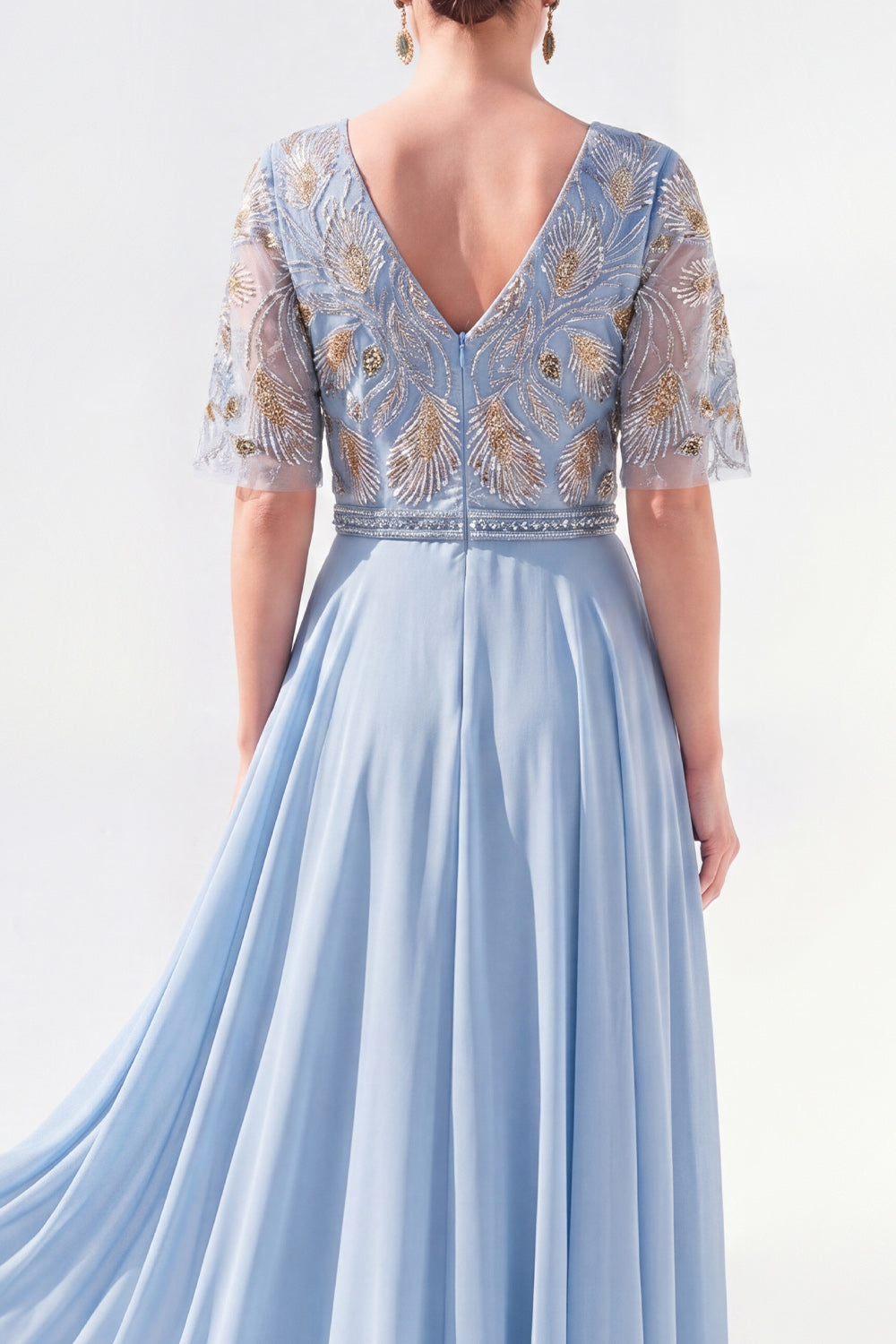 Vestido de madrina largo de chifón floral verde con escote en V y silueta en A, con abalorios