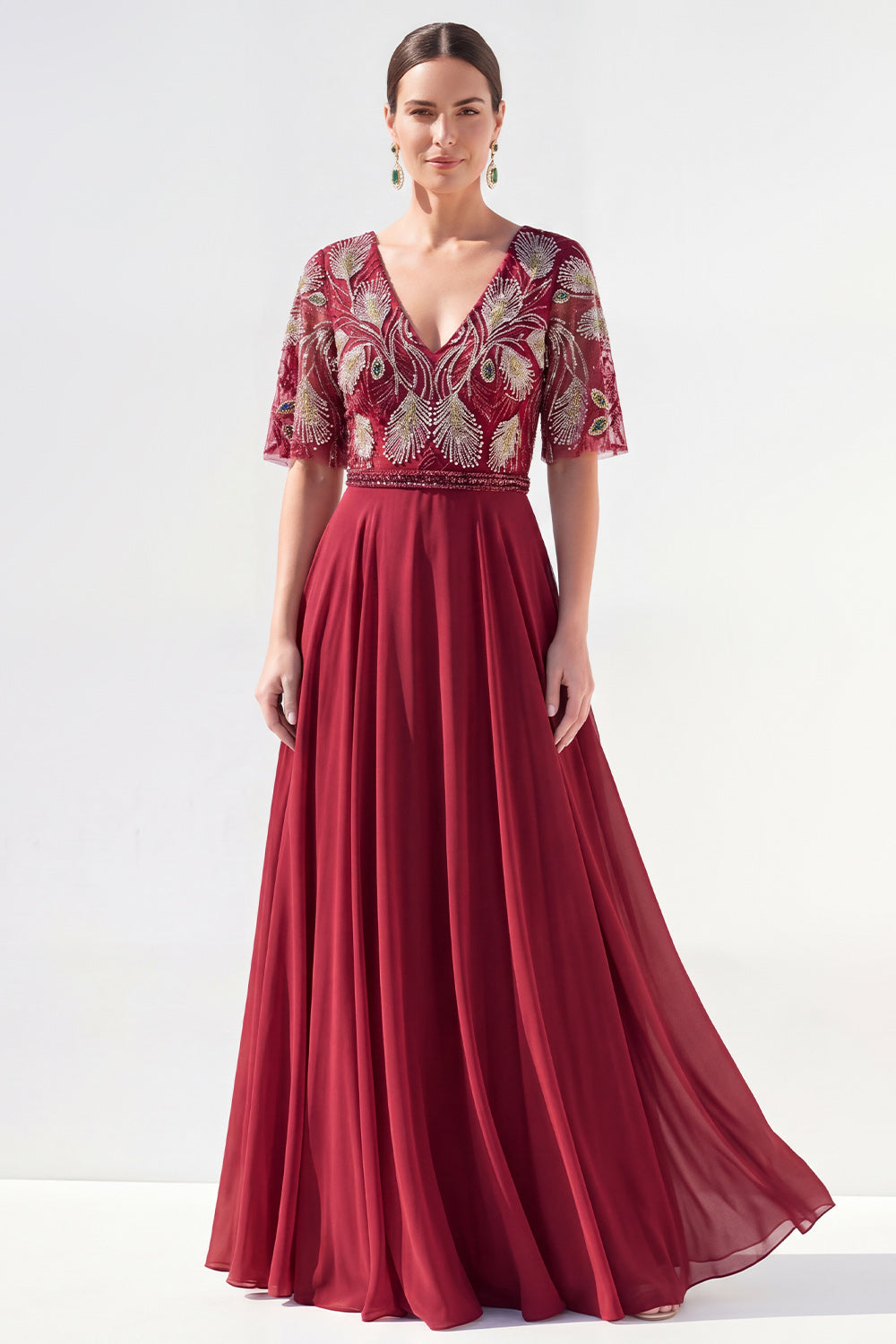 Vestido de madrina largo de chifón floral verde con escote en V y silueta en A, con abalorios