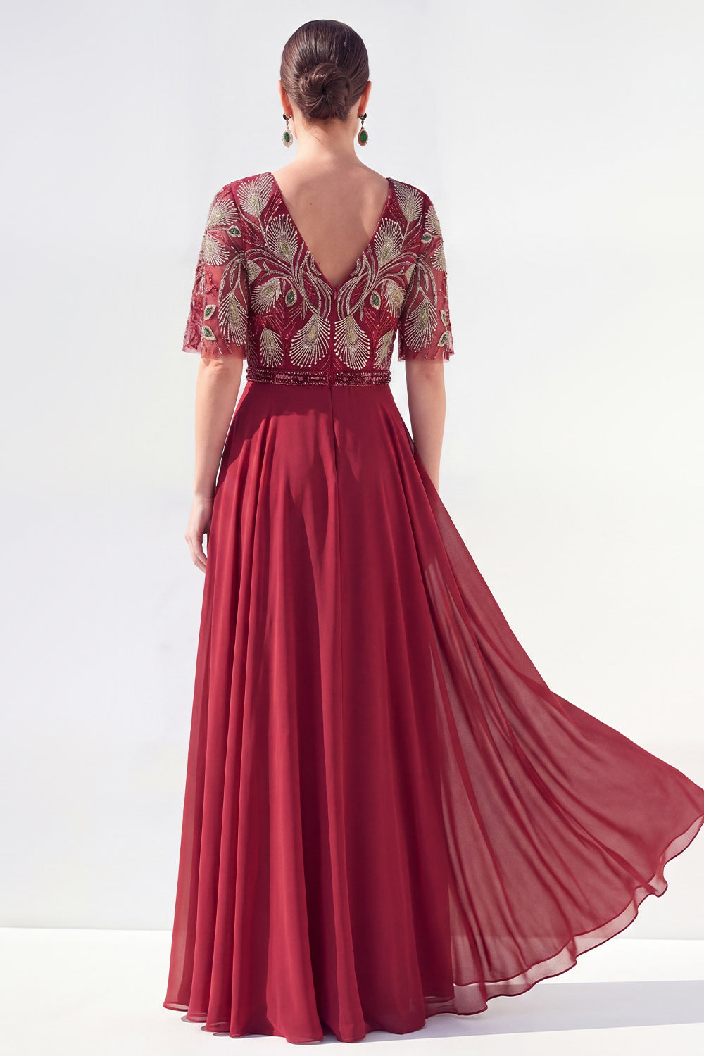 Vestido de madrina largo de chifón floral verde con escote en V y silueta en A, con abalorios