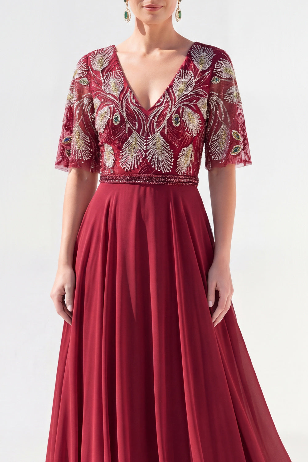 Vestido de madrina largo de chifón floral verde con escote en V y silueta en A, con abalorios