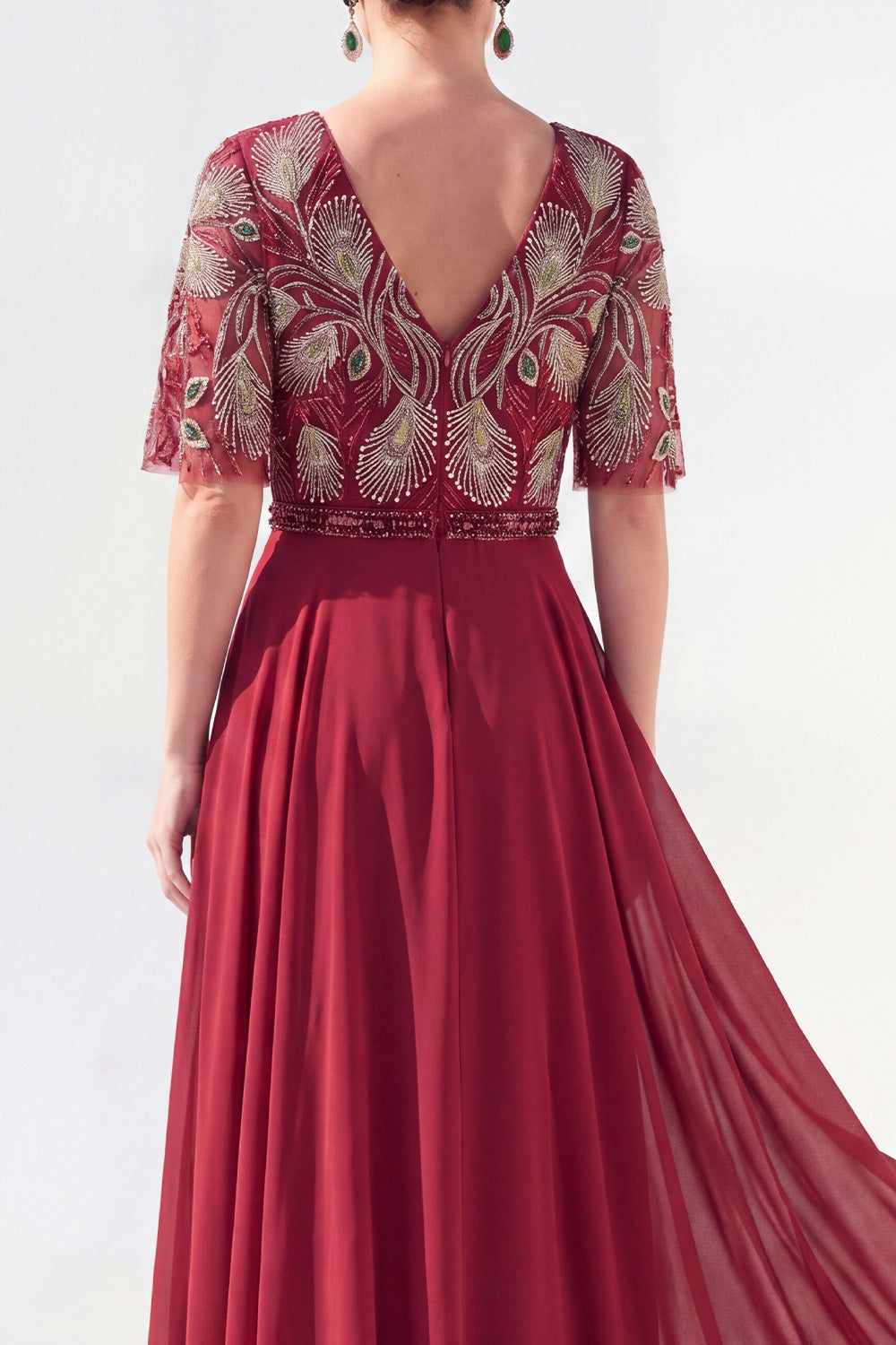 Vestido de madrina largo de chifón floral verde con escote en V y silueta en A, con abalorios