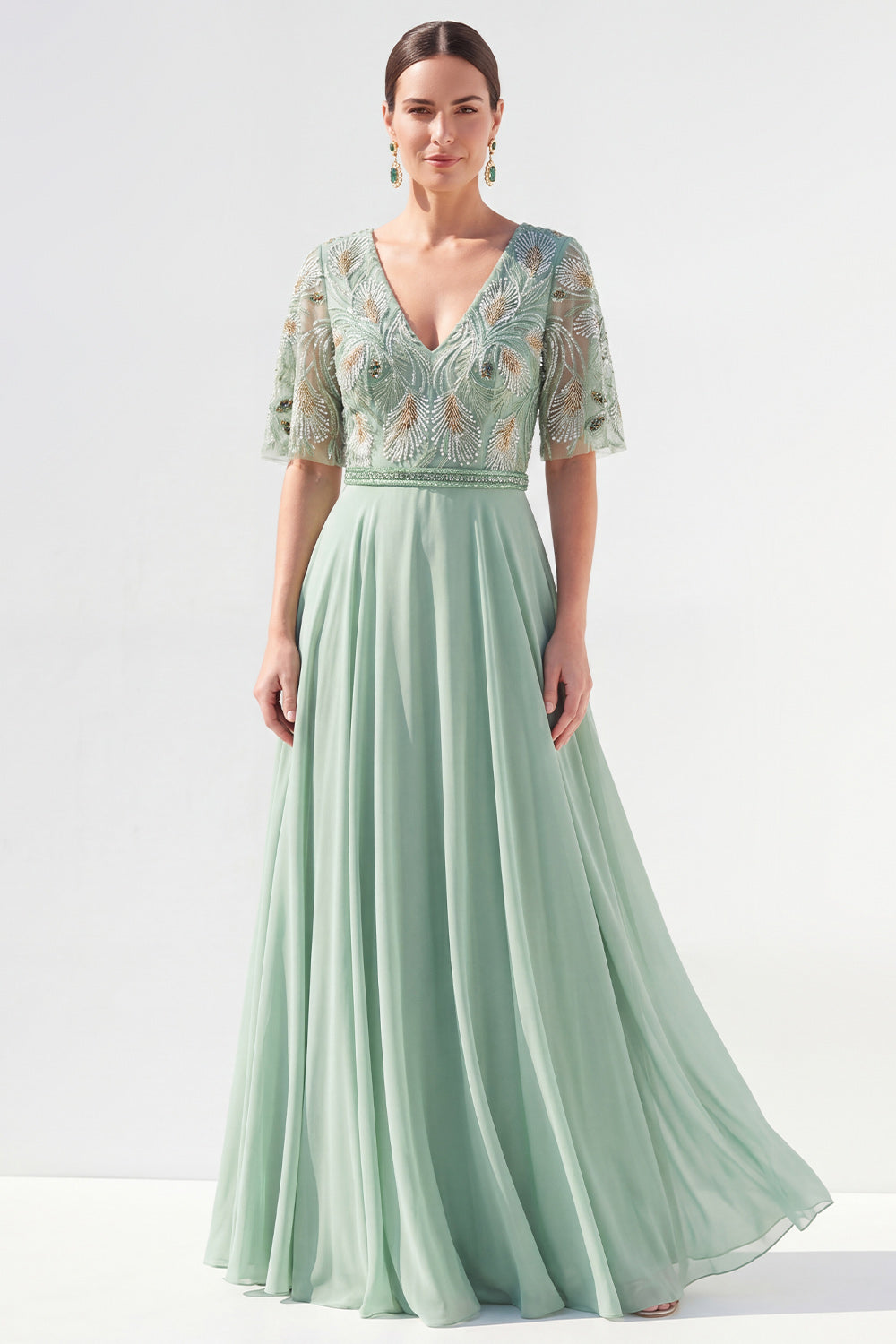 Vestido de madrina largo de chifón floral verde con escote en V y silueta en A, con abalorios