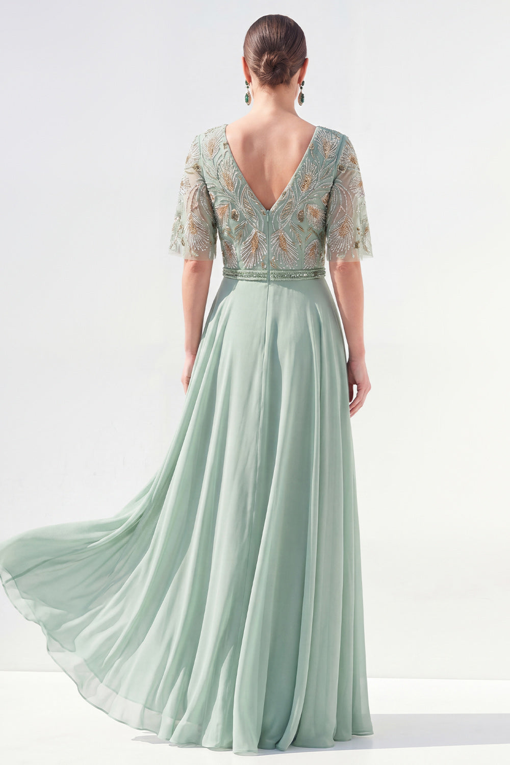 Vestido de madrina largo de chifón floral verde con escote en V y silueta en A, con abalorios