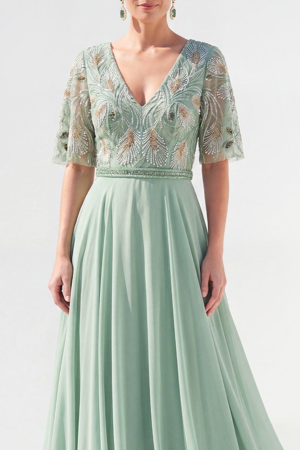 Vestido de madrina largo de chifón floral verde con escote en V y silueta en A, con abalorios