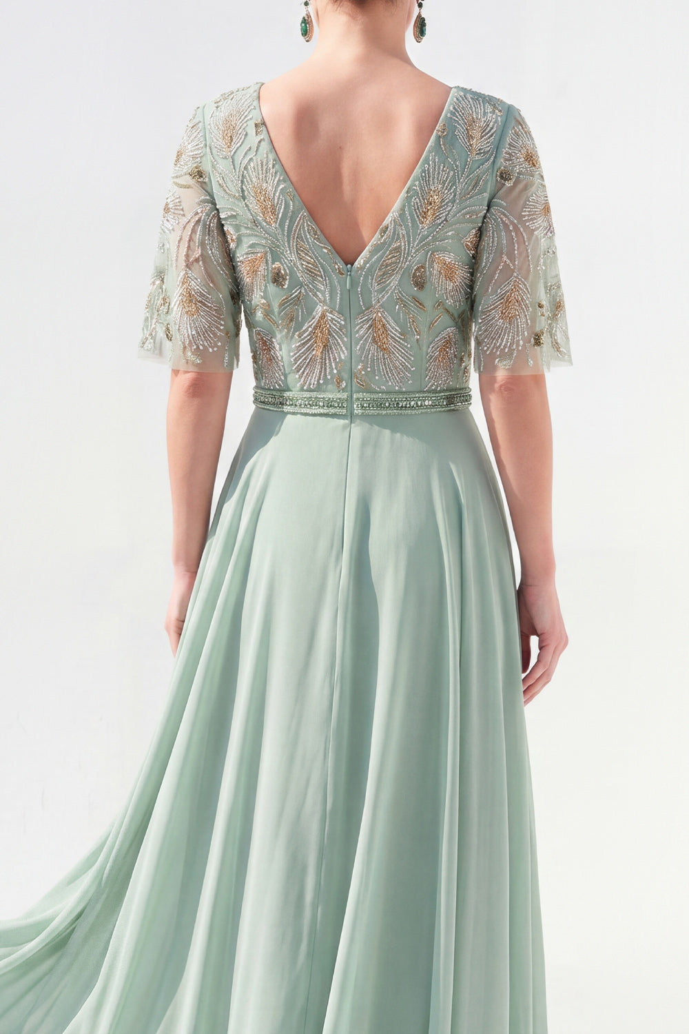 Vestido de madrina largo de chifón floral verde con escote en V y silueta en A, con abalorios