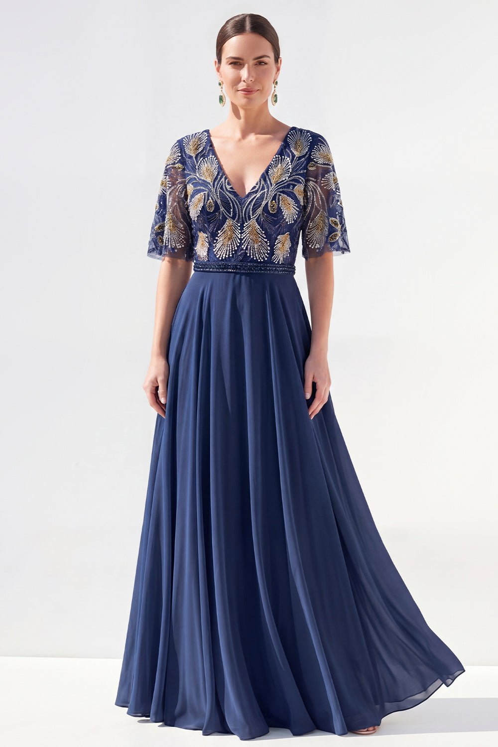 Vestido de madrina largo de chifón floral verde con escote en V y silueta en A, con abalorios