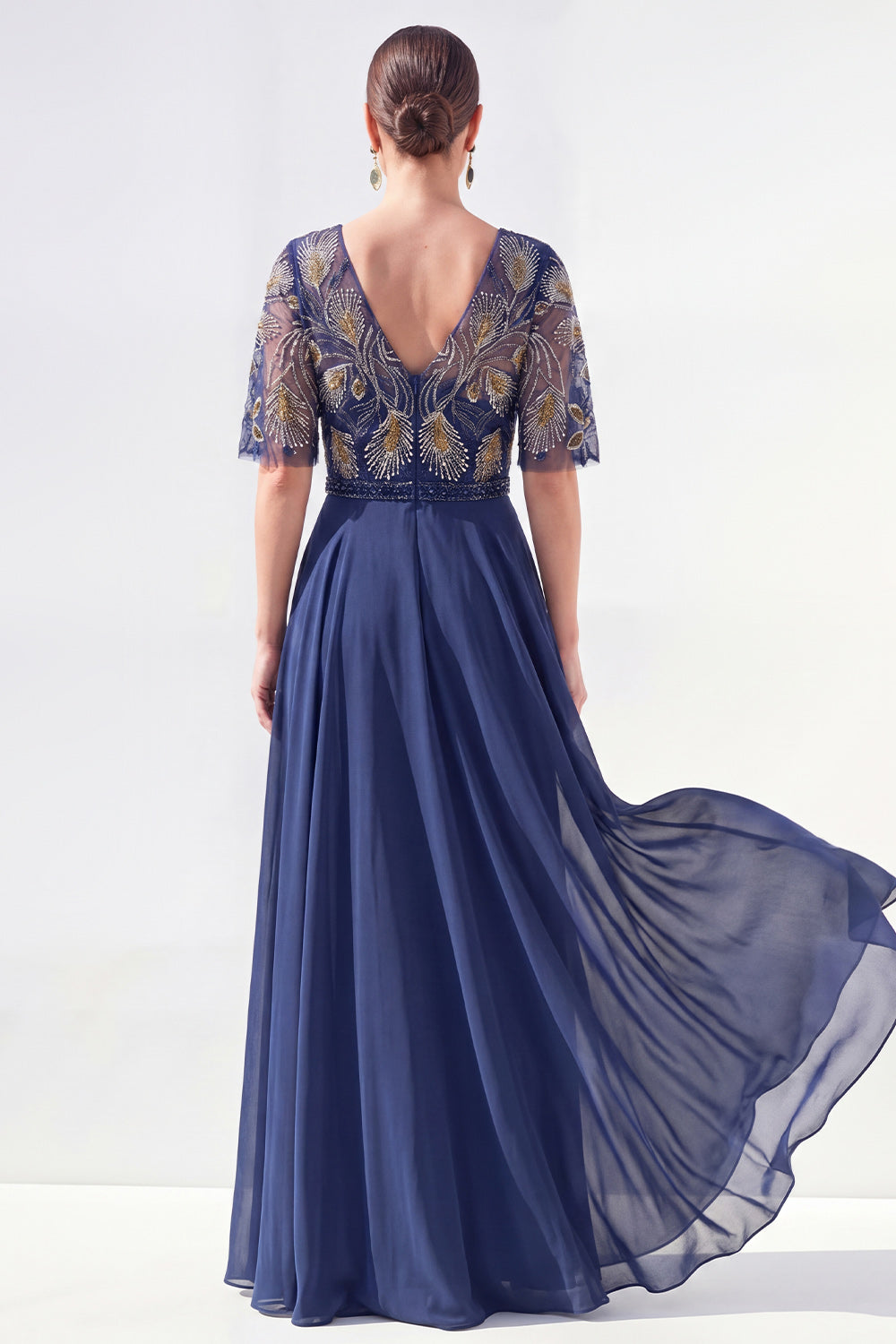 Vestido de madrina largo de chifón floral verde con escote en V y silueta en A, con abalorios