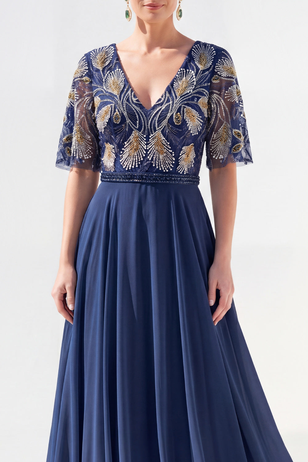 Vestido de madrina largo de chifón floral verde con escote en V y silueta en A, con abalorios